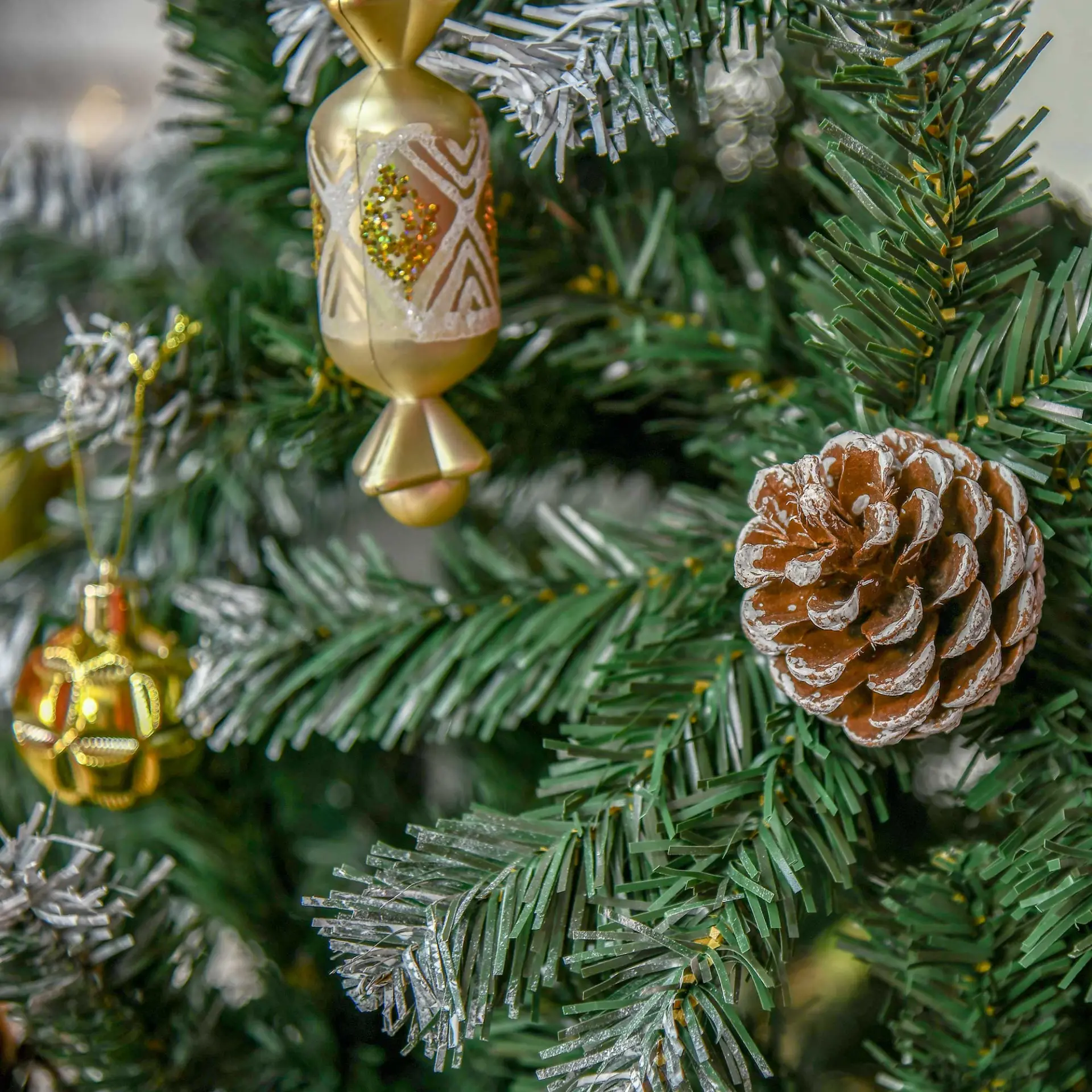 HOMCOM 5FT Artificial Christmas Tree with Pine Cones, Holiday Home Xmas Decoration Automatic Open, Green - Image 8
